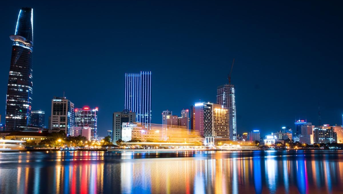 حكامة جامعة الكرة: إشادة لقجع تُثير الفضول!